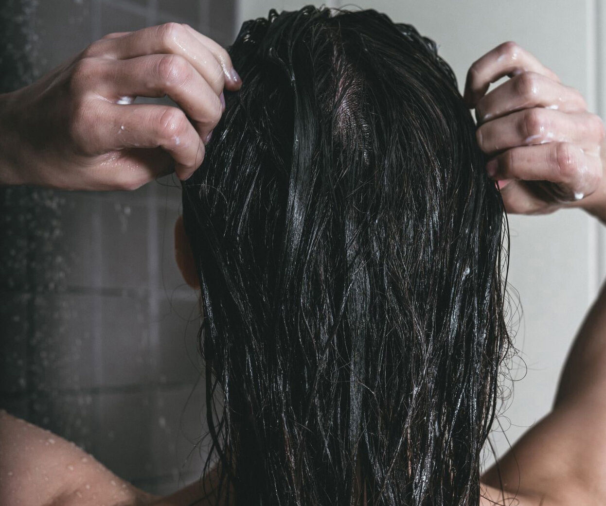 Nourishing wet hair during shower routine